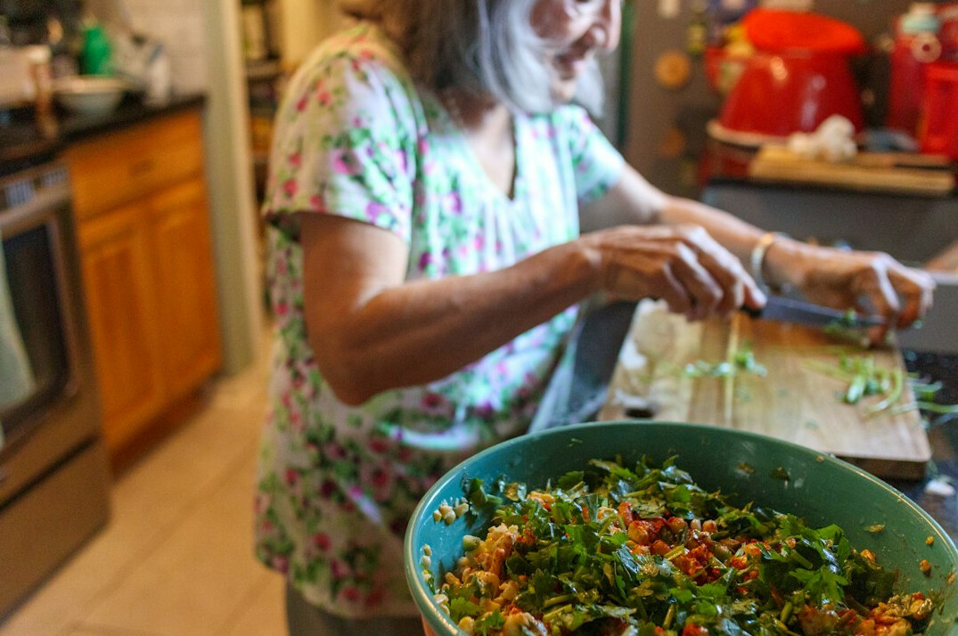 senior cooking healthy